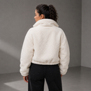 Casaco teddy puffer off white feminino de gola alta Anabeaz
 jaqueta de pelinho preta curta sem capuz em tecido sherpa premium para look streetwear casual.estilo gringa, blogueira, pinterest, streetwear casual, look inverno feminino, moda inverno 2026, cozy luxury.estilo gringa, blogueira, pinterest, streetwear casual, look inverno feminino, moda inverno 2026, cozy luxury.Anabeaz