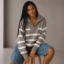 Suéter feminino tricot canelado premium na cor vinza com listras brancas e gola alta adaptável Anabeaz
Sueter Tricot Feminino Listrado Navy com Zíper Anabeaz
Suéter com Zíper, Tricot Listrado Navy, Blusa Gola Alta com Zíper, Suéter Canelado Grosso, Tricô Half Zip, Blusa Mariniere Feminina, Suéter de Luxo Listrado, Anabeaz, Inverno 2026, Moda Preppy Luxo