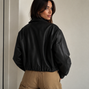 Jaqueta bomber feminina estilo couro de costas acabamento premium Anabeaz.Jaqueta Bomber de Couro, Jaqueta Bomber Feminina, Casaco de Couro Cintura, Jaqueta de Couro Curta, Jaqueta Bomber Plus Size, Jaqueta de Couro Preta, Casaco Bomber Feminino, Anabeaz Premium, Inverno 2026, Moda Streetwear Chic