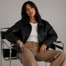 Jaqueta de couro curta feminina com  na cor preta, visual streetwear moderno, Jaqueta Bomber de Couro, Jaqueta Bomber Feminina, Casaco de Couro Cintura, Jaqueta de Couro Curta, Jaqueta Bomber Plus Size, Jaqueta de Couro Preta, Casaco Bomber Feminino, Anabeaz Premium, Inverno 2026, Moda Streetwear Chic