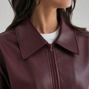 Jaqueta bomber de couro feminina vinho com zíper frontal detalhesAnabeaz, comprimento até a cintura
Jaqueta Bomber de Couro, Jaqueta Bomber Feminina, Casaco de Couro Cintura, Jaqueta de Couro Curta, Jaqueta Bomber Plus Size, Jaqueta de Couro Preta, Casaco Bomber Feminino, Anabeaz Premium, Inverno 2026, Moda Streetwear Chic Anabeaz