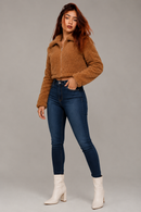 Jaqueta sherpa cropped feminina caramelo Anabeaz, casaco curto de tecido teddy peluciado quentinho em tom terroso para moda inverno feminina e viagem.
Jaqueta Sherpa Cropped Feminina Anabeaz
Casaco teddy
casaco peludinho caramelo bege anabeaz