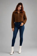 Jaqueta sherpa cropped marrom escuro feminina Anabeaz, casaco curto de pelúcia premium com fechamento em zíper, blusa de frio feminina estilosa para inverno 2026.
Casaco teddy marrom chocolate