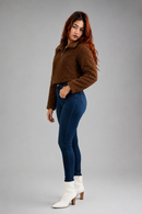 Jaqueta sherpa cropped marrom escuro feminina Anabeaz, casaco curto de pelúcia premium com fechamento em zíper, blusa de frio feminina estilosa para inverno 2026.
casaco teddy marrom escuro anabeaz