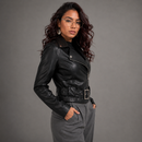 Jaqueta de Couro Feminina Biker com Cinto e Zíper Anabeaz
Jaqueta de Couro com Cinto, Jaqueta Biker Feminina, Jaqueta Motoqueiro Curta, Jaqueta Couro Caramelo, Casaco de Couro Acinturado, Jaqueta Couro Branca, Anabeaz, Inverno 2026
Modelo vestindo jaqueta bomber de couro preta curta combinada com calça jeans de cintura alta.