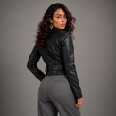 Visual lateral da jaqueta feminina de couro preta destacando o caimento justo e a modelagem que valoriza a silhueta.
Jaqueta de Couro Feminina Biker com Cinto e Zíper Anabeaz
Jaqueta de Couro com Cinto, Jaqueta Biker Feminina, Jaqueta Motoqueiro Curta, Jaqueta Couro Caramelo, Casaco de Couro Acinturado, Jaqueta Couro Branca, Anabeaz, Inverno 2026