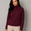 Suéter feminino de tricô gola alta canelada na cor marsala/vinho, caimento elegante e toque quente Anabeaz 