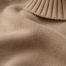 Detalhe aproximado da gola média estruturada canelada do suéter feminino de tricot premium Anabeaz