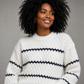 Suéter feminino de tricô premium com capuz Anabeaz na cor branca listrada de preto , modelagem oversized casual chic.