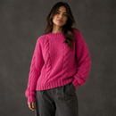 Blusa de frio feminina em tricot grosso com tramas largas na cor rosa com caimento estruturado oversized que não marca o corpo 