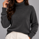 Suéter tricot feminino grosso com gola alta Anabeaz na cor cinza escuro, destaque para a textura felpuda premium.