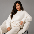 Suéter tricot feminino gola careca Anabeaz na cor branco, caimento solto e textura felpuda.
Suéter Feminino, Suéter Gola Careca, Tricot Felpudo, Blusa Térmica Feminina, Suéter Macio Que Não Pinica, Tricô Casual Chic, Blusa de Frio Soltinha, Anabeaz, Moda Inverno 2026, Suéter Aveludado, Tricot Gola Redonda