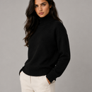Suéter feminino tricot gola alta Anabeaz na cor preta, modelagem ajustada estilo urbano chic Anabeaz 