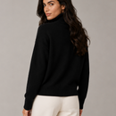 Blusa de tricot feminina gola alta na cor preta, visual minimalista de inverno sofisticado.