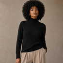 Suéter feminino de tricô premium gola média na cor preto, acabamento canelado nos punhos