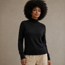 Suéter feminino tricot gola média premium Anabeaz na cor preta, caimento ajustado casual chic.