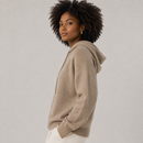 Suéter oversized feminino de tricô manga longa na cor bege areia, destaque para os punhos canelados.
Suéter com Capuz, Tricô Oversized, Suéter Feminino Grosso, Blusa de Frio com Capuz, Tricô Premium Baker, Suéter Estilo Moletom, Blusa Feminina Manga Longa, Moda Conforto Urban, Anabeaz, Inverno 2026, Tricô Anti Bolinha