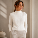 Suéter feminino de tricot gola alta em fio modal cor off-white com detalhes de tranças Anabeaz.
Suéter Tricot Feminino Gola Alta Tranças Fio Modal Anabeaz
Suéter Fio Modal, Tricot com Tranças, Blusa Gola Alta Feminina, Suéter Tricô Grosso, Tricot Canelado Macio, Blusa de Frio que Não Pinica, Suéter Trançado, Anabeaz, Moda Inverno 2026, Tricô Casual Chic