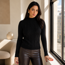 Suéter tricot feminino gola alta preto com textura de trança central em fio modal premium.
Suéter Fio Modal, Tricot com Tranças, Blusa Gola Alta Feminina, Suéter Tricô Grosso, Tricot Canelado Macio, Blusa de Frio que Não Pinica, Suéter Trançado, Anabeaz, Moda Inverno 2026, Tricô Casual Chic
