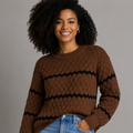 Suéter tricot feminino listrado grosso nas cores marrrom e preto Anabeaz, modelagem com ombros caídos
Blusa de frio feminina em tricô encorpado listrado marrom e preto, estilo casual chic 
Suéter Listrado, Tricot Grosso Feminino, Blusa de Frio Listrada, Suéter Quiet Luxury, Tricô Old Money, Blusa Tricot Encorpada, Suéter Preto e Branco, Anabeaz, Moda Inverno 2026, Tricot Geométrico Premium