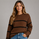 Suéter tricot feminino listrado grosso nas cores marrrom e preto Anabeaz, modelagem com ombros caídos
Blusa de frio feminina em tricô encorpado listrado marrom e preto, estilo casual chic 
Suéter Listrado, Tricot Grosso Feminino, Blusa de Frio Listrada, Suéter Quiet Luxury, Tricô Old Money, Blusa Tricot Encorpada, Suéter Preto e Branco, Anabeaz, Moda Inverno 2026, Tricot Geométrico Premium
