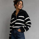 Blusa de frio feminina tricot de alta gramatura preta com listras brancas e zíper frontal escovado Anabeaz.
Suéter com Zíper, Tricot Listrado Navy, Blusa Gola Alta com Zíper, Suéter Canelado Grosso, Tricô Half Zip, Blusa Mariniere Feminina, Suéter de Luxo Listrado, Anabeaz, Inverno 2026, Moda Preppy Luxo
