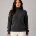 Suéter Tricot Grosso Gola Alta Felpudo Elegante Anabeaz
Suéter de tricô pesado feminino com gola alta estruturada na cor cinza, caimento firme de inverno Anabeaz 