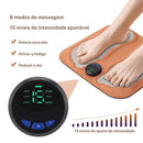 Mulher relaxando os pés com almofada de massagem inteligente em casa loja anabeaz