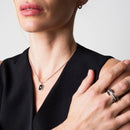 anel feminino prata, anel elegante feminino, anel prata sofisticado, anel prata 925, anel premium feminino, joia feminina anabeaz, anel minimalista feminino, anel resistente à água, anel hipoalergênico, anel luxo feminino, acessórios femininos elegantes, joias premium anabeaz, 
