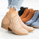 bota feminina cano curto, bota feminina conforto, bota Anabeaz, bota casual feminina, bota office elegante, bota com salto médio, calçado feminino elegante, bota de couro sintético, bota antiderrapante, sapato feminino outono inverno, bota versátil feminina, bota fashion feminina, bota com palmilha EVA, bota premium feminina, bota feminina luxo, calçado feminino confortável anabeaz