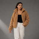 Casaco teddy puffer gola alta feminino caramelo Anabeaz, blusa de frio peluda sem capuz em tecido sherpa carneirinho estilo gringa blogueira para inverno.
estilo gringa, blogueira, pinterest, streetwear casual, look inverno feminino, moda inverno 2026, cozy luxury.estilo gringa, blogueira, pinterest, streetwear casual, look inverno feminino, moda inverno 2026, cozy luxury.Anabeaz