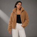 Casaco teddy puffer gola alta feminino caramelo Anabeaz, blusa de frio peluda sem capuz em tecido sherpa carneirinho estilo gringa blogueira para inverno.
estilo gringa, blogueira, pinterest, streetwear casual, look inverno feminino, moda inverno 2026, cozy luxury.estilo gringa, blogueira, pinterest, streetwear casual, look inverno feminino, moda inverno 2026, cozy luxury.Anabeaz