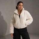 casaco-teddy-puffer-gola-alta-off-white-anabeaz
estilo gringa, blogueira, pinterest, streetwear casual, look inverno feminino, moda inverno 2026, cozy luxury.estilo gringa, blogueira, pinterest, streetwear casual, look inverno feminino, moda inverno 2026, cozy luxury.Anabeaz