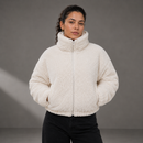 Casaco teddy puffer gola alta off-white feminino Anabeaz, blusa de frio de pelúcia branca creme sem capuz estilo Pinterest gringa para inverno.
stilo gringa, blogueira, pinterest, streetwear casual, look inverno feminino, moda inverno 2026, cozy luxury