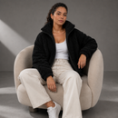Casaco teddy puffer preto feminino de gola alta Anabeaz, jaqueta de pelinho preta curta sem capuz em tecido sherpa premium para look streetwear casual.
estilo gringa, blogueira, pinterest, streetwear casual, look inverno feminino, moda inverno 2026, cozy luxury.estilo gringa, blogueira, pinterest, streetwear casual, look inverno feminino, moda inverno 2026, cozy luxury.Anabeaz