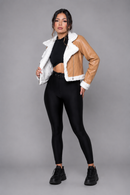 jaqueta de couro peluciada por dentro bege, com jaqueta de couro e pelinho, jaqueta feminina forrada com pelúcia soft, casaco de inverno europeu feminino couro, jaqueta de couro bege com gola de pelo, moda inverno feminina couro legítimo fake premium, jaqueta curta de couro com punho peludo, jaqueta feminina estilosa para o frio intenso