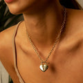 Colar feminino coração dourado elegante no pescoço loja anabeaz