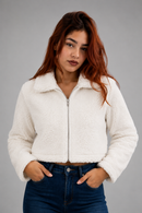 Jaqueta sherpa cropped feminina na cor branca Anabeaz, casaco de pelúcia soft curto com zíper frontal para look de inverno feminino estilo cozy e streetwear chic.Jaqueta Sherpa Cropped Feminina Anabeaz™