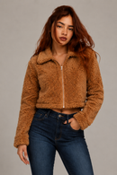 Jaqueta sherpa cropped feminina caramelo Anabeaz, casaco curto de tecido teddy peluciado quentinho em tom terroso para moda inverno feminina e viagem.
Jaqueta Sherpa Cropped Feminina Anabeaz
Casaco teddy
casaco peludinho caramelo bege anabeaz