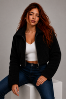 Jaqueta sherpa cropped preta feminina marca Anabeaz, casaco bomber de pelúcia curto com gola estruturada e zíper, ideal para composição de look de inverno urbano e casual Jaqueta teddy Sherpa Cropped Feminina Anabeaz
casaco teddy anabeaz