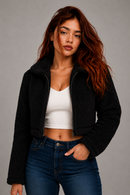 Jaqueta sherpa cropped preta feminina marca Anabeaz, casaco bomber de pelúcia curto com gola estruturada e zíper, ideal para composição de look de inverno urbano e casual.Jaqueta Sherpa Cropped Feminina Anabeaz
casao teddy preta
casaco peludinho preto anabeaz