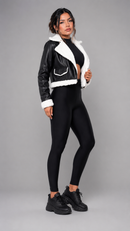 Jaqueta de Couro Peluciada Feminina com Pelinhos preta e branca Anabeaz 
jaqueta de couro eco peluciada por dentro, look de inverno feminino com jaqueta de couro e pelinho, jaqueta feminina forrada com pelúcia soft, casaco de inverno europeu feminino couro, jaqueta de couro preta com gola de pelo, moda inverno feminina couro legítimo fake premium, jaqueta curta de couro com punho peludo, jaqueta feminina estilosa para o frio intenso Anabeaz