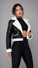jaqueta de couro peluciada por dentro preta e branca, feminino com jaqueta de couro e pelinho, jaqueta feminina forrada com pelúcia soft, casaco de inverno europeu feminino couro, jaqueta de couro preta com gola de pelo, moda inverno feminina couro legítimo fake premium, jaqueta curta de couro com punho peludo, jaqueta feminina estilosa para o frio intenso Anabeaz