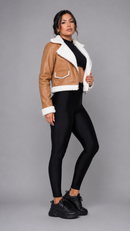jaqueta de couro peluciada por dentro bege, com jaqueta de couro e pelinho, jaqueta feminina forrada com pelúcia soft, casaco de inverno europeu feminino couro, jaqueta de couro bege com gola de pelo, moda inverno feminina couro legítimo fake premium, jaqueta curta de couro com punho peludo, jaqueta feminina estilosa para o frio intenso Anabeaz
