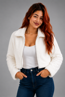 Jaqueta sherpa cropped feminina na cor branca Anabeaz, casaco de pelúcia soft curto com zíper frontal para look de inverno feminino estilo cozy e streetwear chic.Jaqueta Sherpa Cropped Feminina Anabeaz™